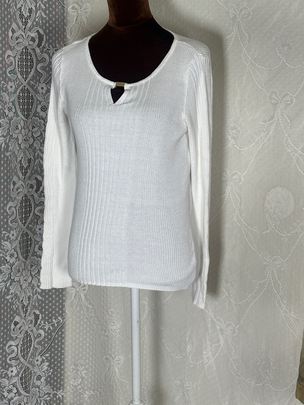 Liz Claiborne White Ribbed Long-Sleeve Top with Keyhole Accent